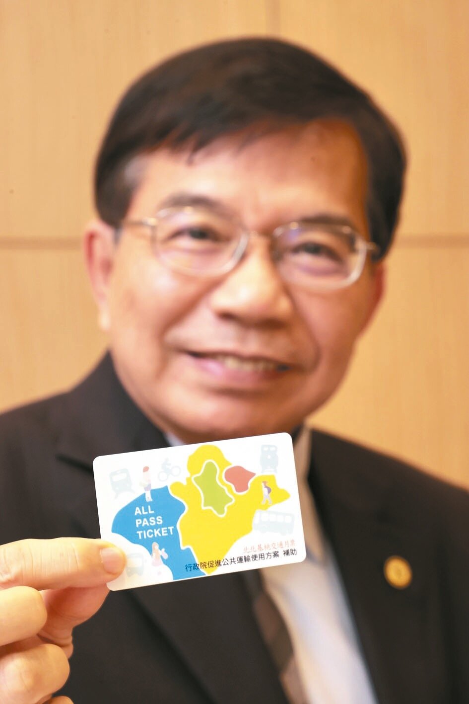 行政院會昨拍板交通月票方案,交通部長王國材展示印有「ALL PASS TICKET」的「北北基桃交通月票」樣張。記者黃仲裕/攝影