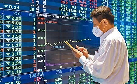 台股表現穩定,金管會昨日一次解除4大有條件限空令。圖為民眾觀看股市行情。(本報資料照片)