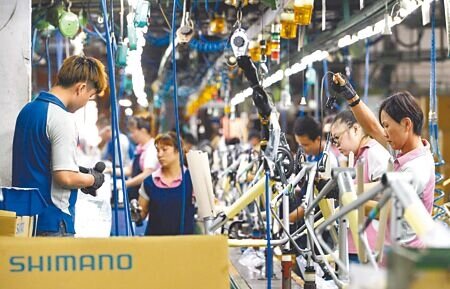 受外需動能減弱、春節工作天數減少兩大不利因素夾擊,1月工業生產指數大減逾2成,創下近14年最大衰退幅度。圖為巨大集團生產線作業情形。(本報資料照片)