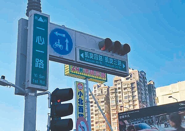 高雄市政府農業局獲悉天空有蜜蜂群後，立即派人員到現場查看，但抵達現場後已不見蜂群，認為因2至4月屬於分蜂季節，新的蜂王會帶著工蜂另找地方遷徙。（高雄市農業局提供／林雅惠傳真）