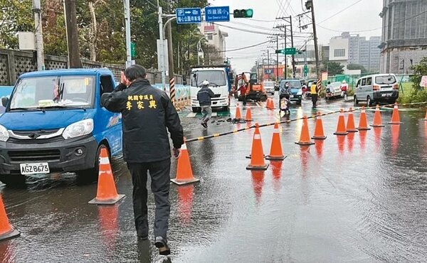 桃園楊梅瑞埔國小前中興路昨天上午7時許，直徑400毫米的自來水管疑因重車輾壓及老舊等問題爆管，水流沖出地面。圖／市議員李家興提供
