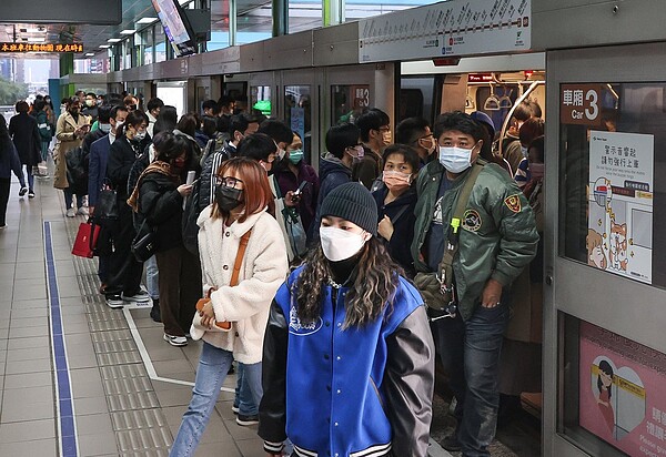 行政院會拍板「中央促進公共運輸使用方案」,針對北北基桃、中彰投、南高屏等三個生活圈推出通勤通學月票。記者余承翰/攝影