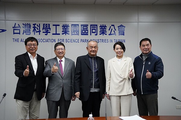 竹竹苗3縣市與竹科展開合作會談,首要解決交通問題,竹科管理局中王永壯、新竹縣長楊文科、同業公會理事長李金恭、新竹市長高虹安及苗栗縣長鍾東錦(由左至右)達成共識。圖/竹縣府提供