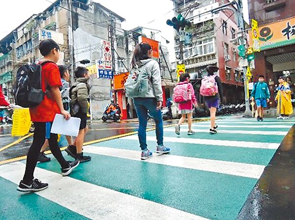 新北市通學巷改善將從小學延伸至國高中,改善學生上下學交通安全。(新北市交通局提供/葉德正新北傳真)