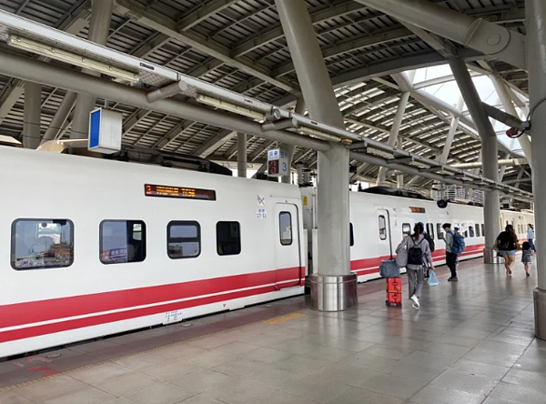 行政院拍板通過「促進公共運輸使用方案」,屏東縣與台南市、高雄市聯手推出南高屏跨域公共運輸月票999元,民眾購買跨域月票可在南高屏跨縣市、跨運具一票到底,圖為屏東火車站月台。圖/報系資料照