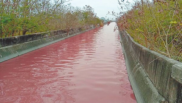 雲林縣水林鄉出現「夢幻」粉紅色排水，發出惡臭環保局稽查汙染原因。（民眾提供／張朝欣雲林傳真）