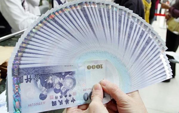 國發會主委龔明鑫表示,與先前的五倍券比照起來,發現金確實可能被存下來或做其他運用,「效果上會打些折扣」。 示意圖/聯合報系資料照片