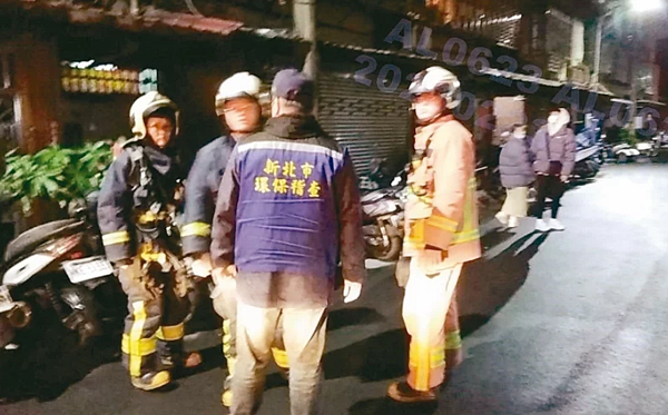 新莊塔寮坑溪一帶前晚突飄散燃燒塑膠味，環保局稽查人員到場時，沒有立即找到汙染源。圖／環保局提供