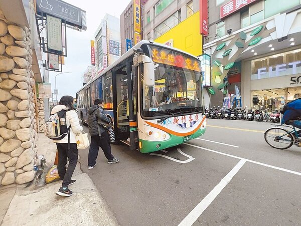 新竹市公車合理營運成本自3月1日起，由每公里46.666元，調漲5.5元至52.174元，但調漲金額由市府吸收，使用者票價不受影響。（新竹市政府提供／陳育賢新竹傳真）