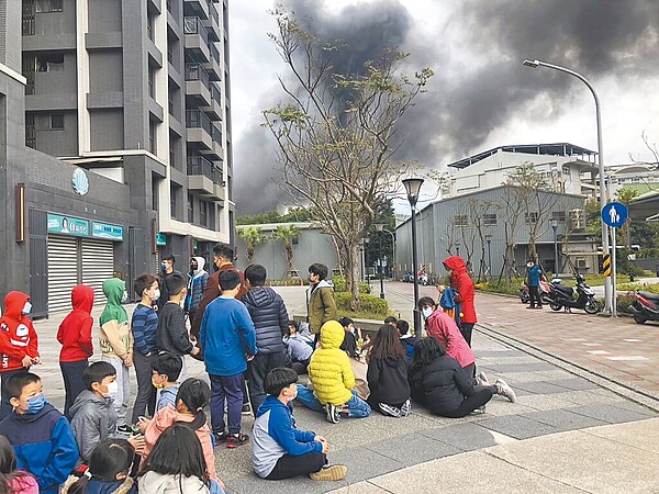 新北市八里區觀海大道附近有處輪胎工廠在23日下午1時52分發生火警，不過由於現場有大量黑煙竄出，鄰近的大崁國小立即將全校師生640人全數疏散至上風處的空地以及社區，確保人員均安。（新北市教育局提供／黃敬文新北傳真）