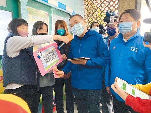 新北市長侯友宜(前排右二)23日出席自強國小太陽能光電球場剪綵儀式。(新北市教育局提供/徐沛琪新北傳真)