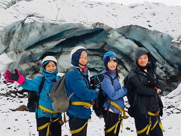 張容慈(右二)在冰島和家人拍下俏皮打卡照。永慶房屋提供