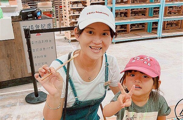 邱昀慧(左)在永慶房屋找到人生伴侶,還生下了可愛的小孩。永慶房屋