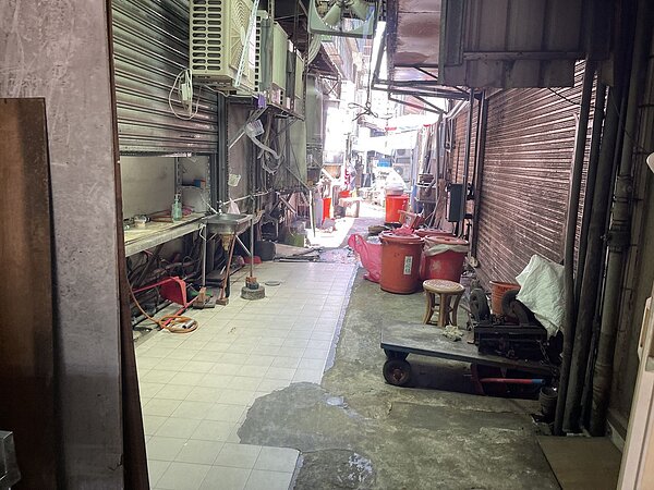 五分埔商圈污水接管前之巷弄。圖/台北市衛工處提供