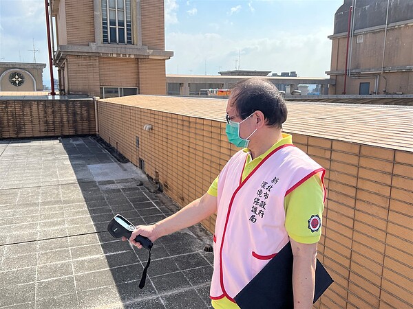節電專家到屋頂使用熱顯像儀檢測溫度。圖/新北環保局提供