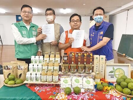 
屏東九如鄉農會啟動雙向簽約模式，除對內與農民簽約保價收購外，對外也招募廠商簽約行銷，保障九如檸檬的商標不被濫用，同時也能穩定市價。（謝佳潾攝）
