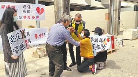 
嘉義縣民雄鄉民眾下跪向民代陳情，泣訴買預售屋遭無良建商一屋二賣。（廖素慧攝）
