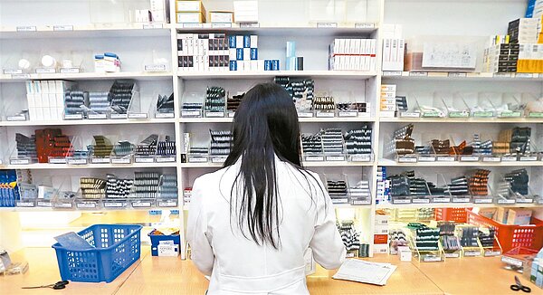 藥荒何時解 缺藥危機從社區藥局擴大到醫院,健保署原訂昨天公告藥價調整,但預計延至三月一日。記者許正宏/攝影