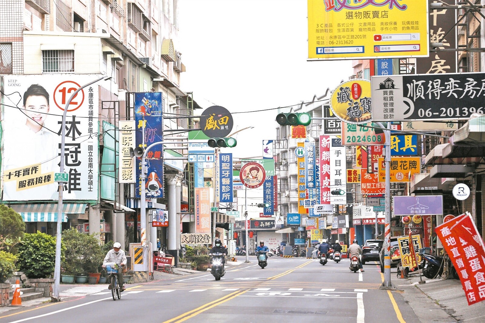 台南市永康區的大橋、鹽行兩個重劃區受益交通便利和生活機能完善，近兩年房價大漲，未來續漲可期。圖為永康中正路商圈。記者劉學聖／攝影 