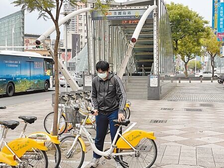 
高雄市長陳其邁23日推出交通新政策，宣布高雄市區通勤月票從原先的1250元降至399元，國民黨高市議員李雅靜怒轟，台南市、屏東縣的通勤月票都只有299元，高雄卻足足貴了100元。（洪浩軒攝）
