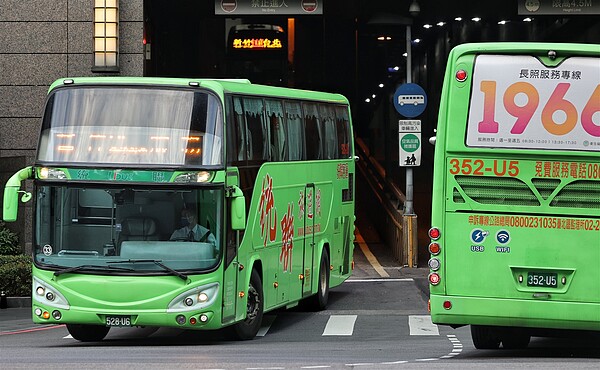 統聯客運受疫情、駕駛缺員及成本上漲等因素，宣布調漲29條路線票價。聯合報系資料照