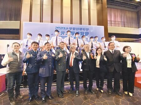 中國時報總編輯王銘義(前排中)25日親自出席高雄場開幕式,他表示建立這樣的平台協助學生找到未來人生之路,是善盡社會責任。(楊舒婷攝)