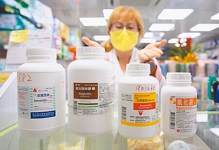 
缺藥從社區藥局擴大到醫院，健保署原訂24日公告藥價調整，決議重新計算受影響藥品，最快3月1日公告、4月1日上路。圖為近來缺貨的各式抗生素及軟便劑。（張鎧乙攝）
