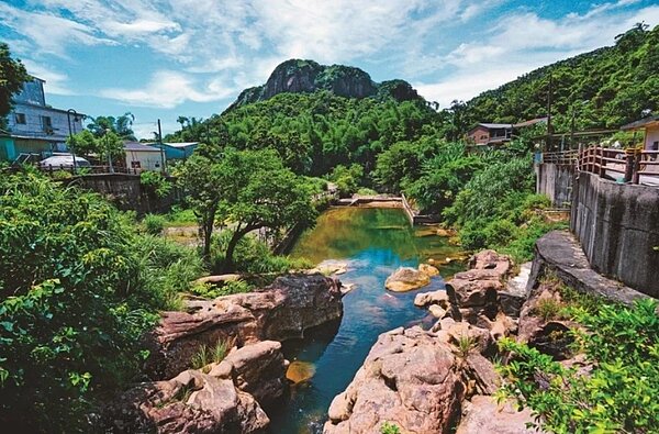 石獅山盤據於七堵瑪陵坑,站在瑪陵橋上,正好遠眺石獅山景。圖/基隆市政府提供