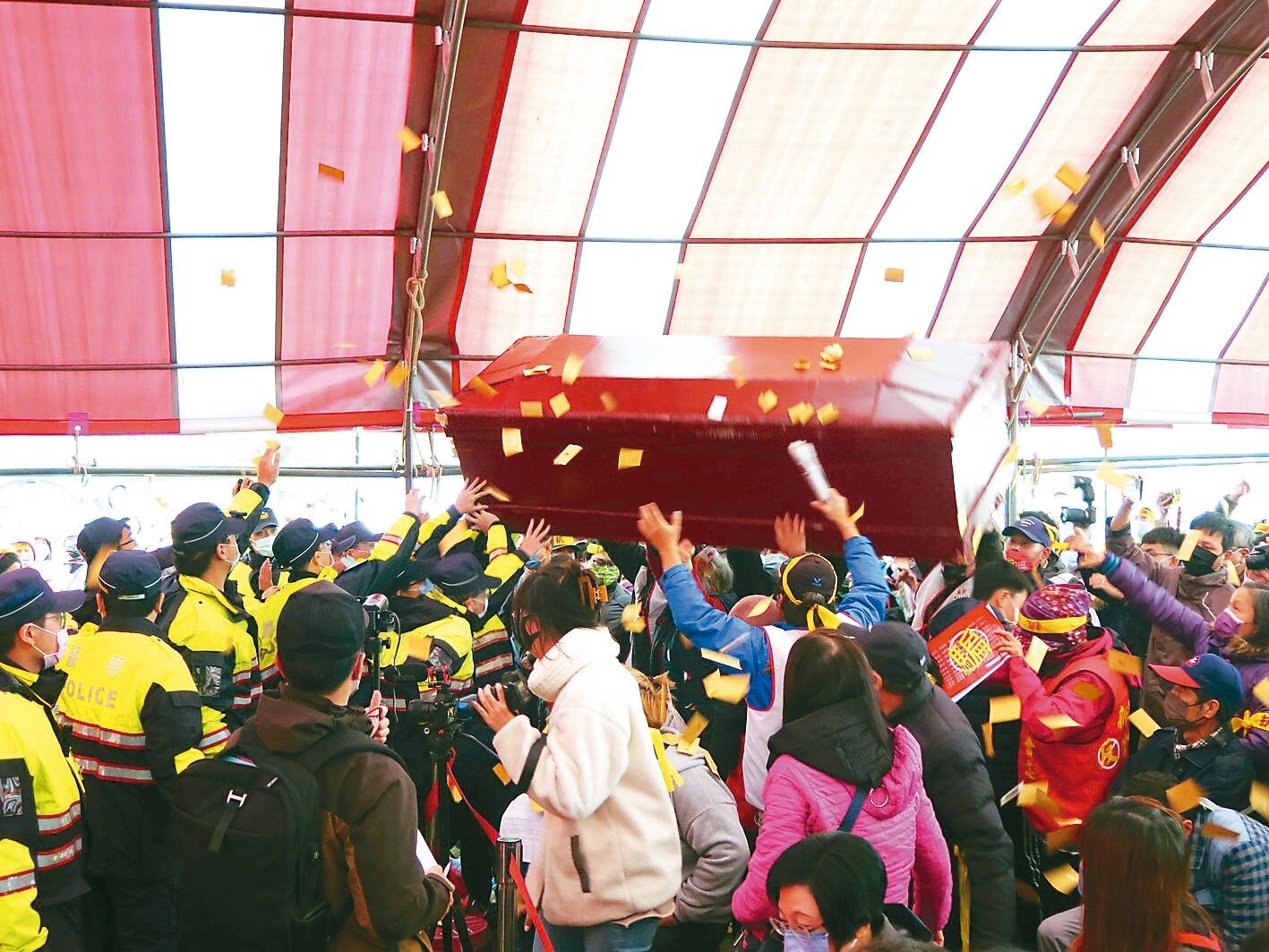 新竹縣政府昨天舉辦湖口生命紀念園區說明會,現場湧入上千名鄉親關切,不少民眾鼓譟高喊「反對火葬場」,還有人抬棺、撒冥紙,場面混亂。記者張裕珍/攝影