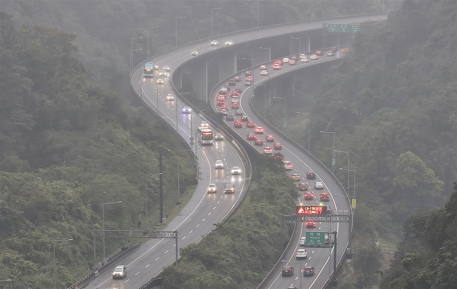 高速公路局預估今天國道交通量為113百萬車公里，為平日年平均（88百萬車公里）的1.3倍，其中南向交通量可達58百萬車公里，為平日年平均的1.3倍。圖為昨天國5號南下路段車多情形。記者許正宏／攝影 