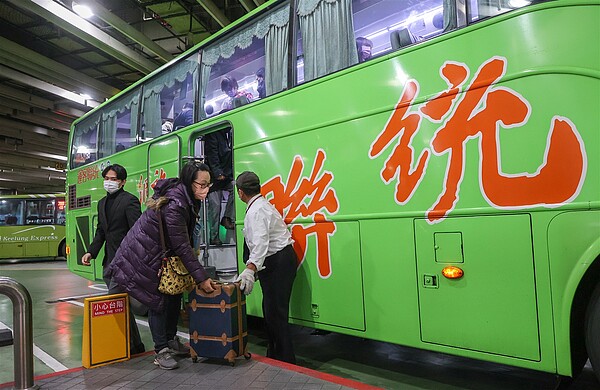 統聯客運昨公告，受疫情衝擊、成本增加及駕駛缺員等影響，三月六日起兩階段縮減廿九條國道路線票價優惠。記者余承翰／攝影 