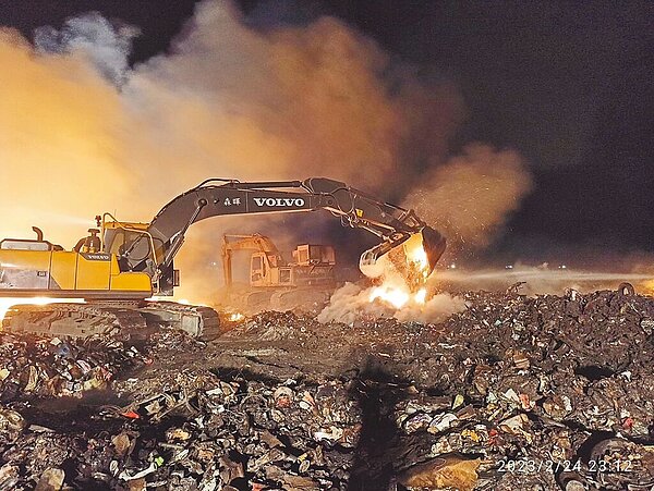 嘉義市湖子內垃圾山燒整晚,消防局及環保局合力徹夜搶救才撲滅。(讀者提供/廖素慧嘉市傳真)