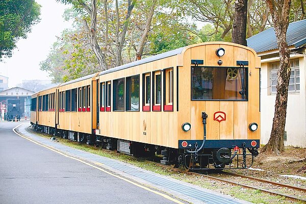 阿里山林業鐵路及文化資產管理處打造全新檜木車廂「福森號」,3月試車。(林鐵文資處提供/廖素慧嘉市傳真)
