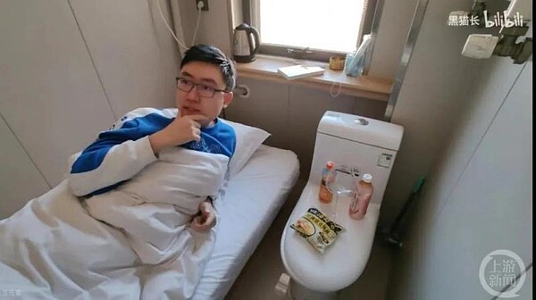 鄭州一家民宿出現特殊的「廁房」,影片拍攝者從床上醒來後就面對馬桶的畫面,震撼不少大陸網友。(取自《上游新聞》)