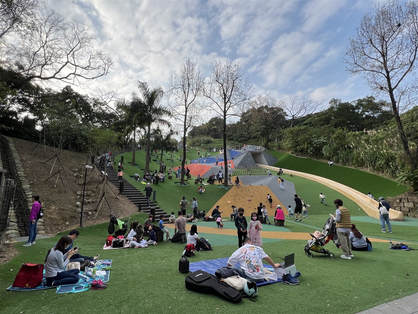 文山森林公園「趣探險之丘」有著北市最長50公尺的溜滑梯,人工草皮成滑草天堂,每逢好天氣或假日吸引不少親子到訪玩樂。記者林佳彣/攝影