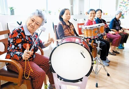 2025年我國老年人口占比將超過20%,邁入「超高齡社會」,主計總處著手試編老年CPI,以準確反映老年家庭面對的物價壓力;圖為日間照顧中心長輩們動腦動手、減緩老化。(本報資料照片)