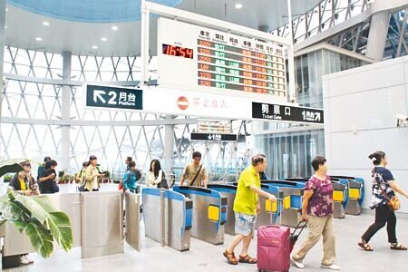 基隆市政府26日公布通勤族對台鐵加開基隆到台北市南港直達車民調,有近8成市民支持,市長謝國樑已向交通部長王國材反映市民需求,王也承諾會研議調整。(本報資料照片)