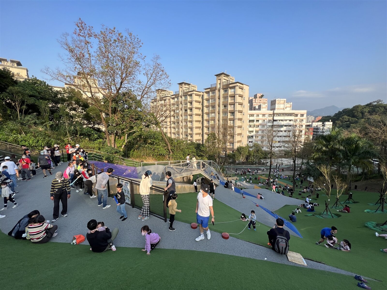 每逢好天氣或假日,「趣探險之丘」充斥尖叫與喧譁聲,周遭居民長期飽受噪音之苦。記者林佳彣/攝影