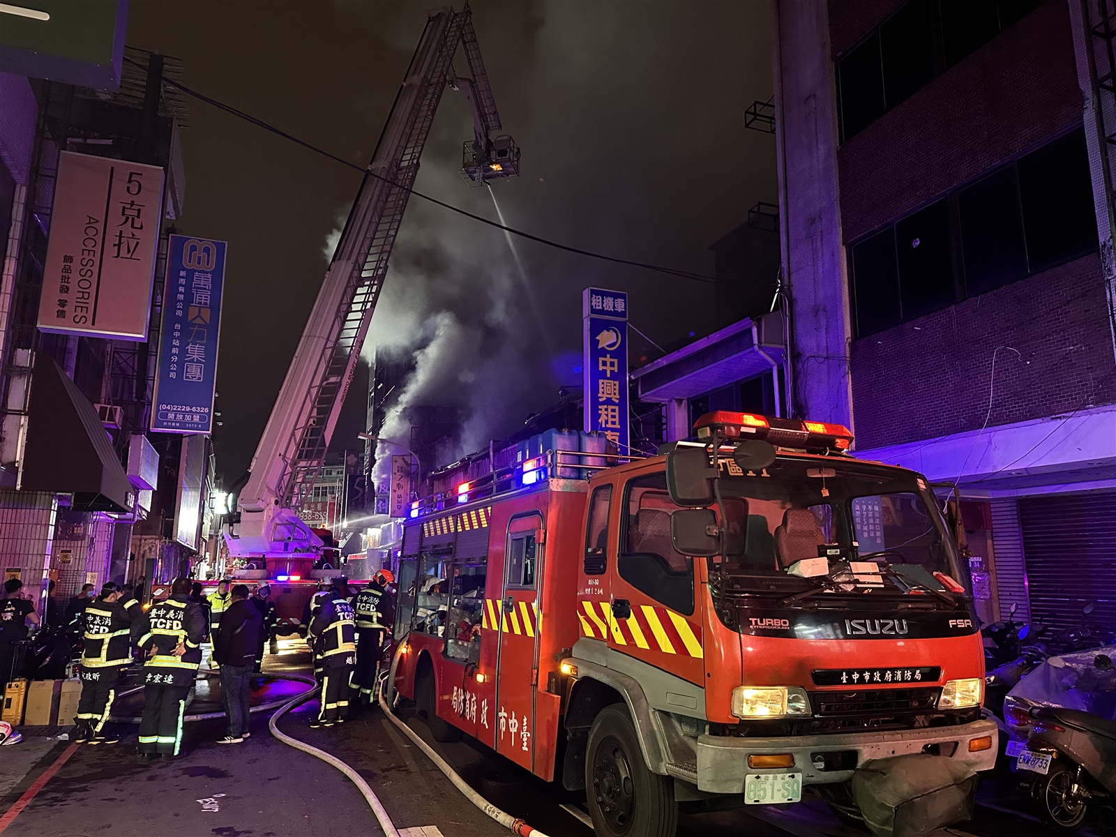 台中市中區成功路大火延燒12戶。記者曾健祐／攝影 