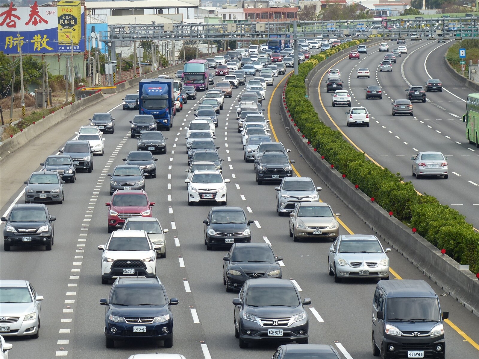 高速公路局預估今天國道交通量為118百萬車公里，為平日年平均的1.3倍。圖為昨天國1彰化路段車流。記者劉明岩／攝影 