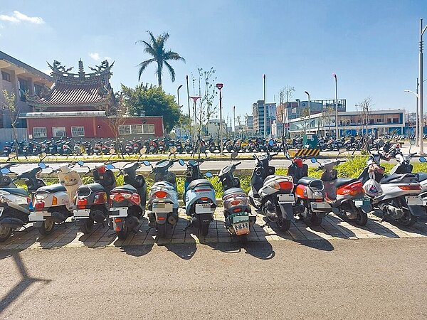 機捷山鼻站旁人行道上停滿民眾的機車。（桃園市議員劉勝全提供／陳夢茹桃園傳真）