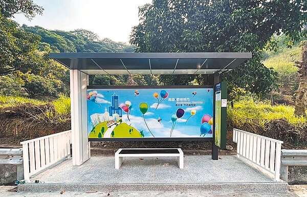 高市交通局說,靜和醫院站利用工程技術克服了腹地空間不足的條件,設置溝上型候車亭。(翻攝照片/洪靖宜高雄傳真)