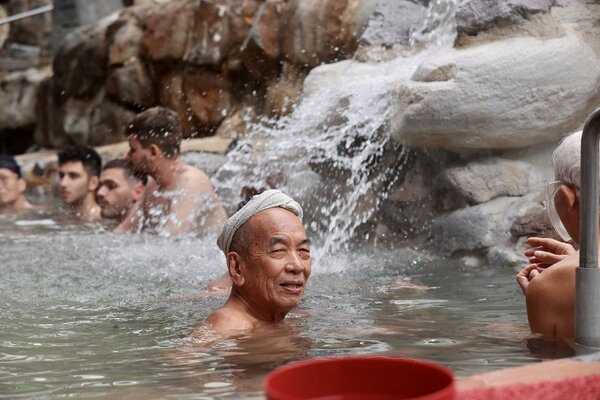 228連續假期天氣持續維持低溫，在台北市北投溫泉區，不少出遊民眾前往公共溫泉池泡湯驅寒。記者許正宏／攝影
