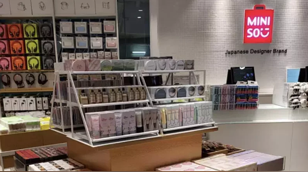 名創優品因曾自居「日本設計師品牌」,引起爭議後宣稱,今後「要做堂堂正正的中國品牌」。(取材自微博)