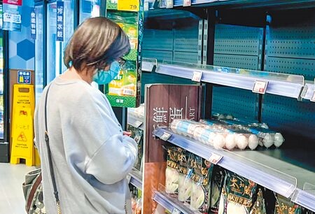 
國內蛋價重回去年7月歷史新高，雞蛋盒裝價格居高不下，民眾購買前看到價格猶豫不決。（羅永銘攝）
