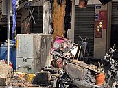 台中中區惡火連燒12戶慘況曝　暗夜爆炸住戶疑電箱引燃