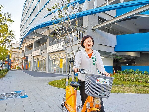 台中市議員張芬郁27日表示,解決大里交通問題須從「點到面」,停車場周遭增設iBike站點,可提高運輸便利性,疏解市區交通壅塞。(市議員張芬郁服務處提供/潘虹恩台中傳真)