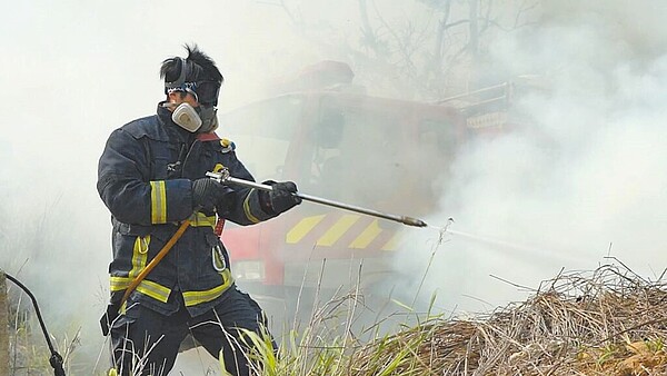 適逢228連假，有民眾提前返鄉祭祖，中市2天發生計62件公墓火警，打火弟兄疲於奔命。（台中市消防局提供／張妍溱台中傳真）