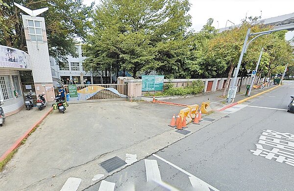 台北市舊潭美國小幼兒園沒有畫設家長接送區,議員李明賢接獲不少家長陳情,接送小孩時把車停在黃線上進到幼兒園即被員警開單。(台北市議員李明賢提供/楊亞璇台北傳真)