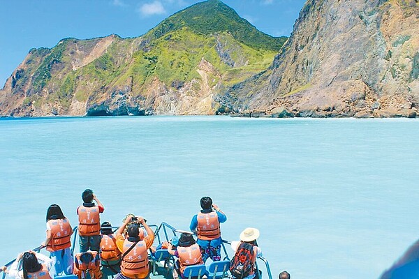 宜蘭龜山島休眠3個月,將在3月1日開放遊客登島,每天1800人須提前申請。(交通部觀光局東北角管理處提供/吳佩蓉宜蘭傳真)